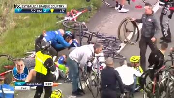 Tremenda caída de Enric Mas, Geraint Thomas y Alaphilippe