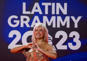 Karol G posando en la alfombra roja de los  Grammy Latino.