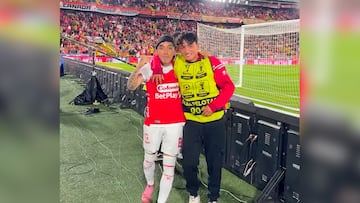 El delantero marcó el segundo tanto de la victoria 3-0 ante Equidad y compartió un emotivo abrazo con su hijo Dylan, quien estaba como recogebolas.