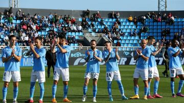 Los jugadores del Ibiza saludan antes del encuentro frente al Eibar.