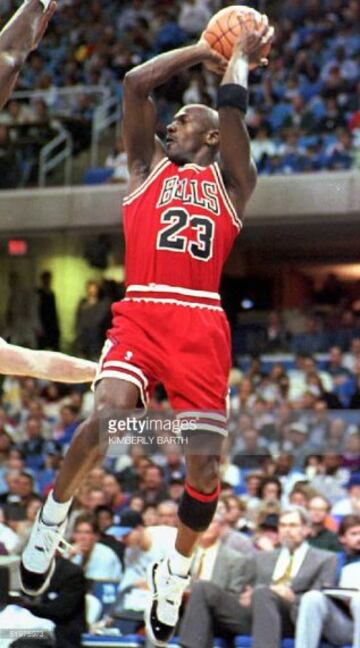 Marcó toda una época con los Chicago Bulls, con quienes ganó SEIS anillos de NBA en la década de los 90. Fueron tricampeones de 1991 a 1993 y de 1996 a 1998. Se encuentra en el Top 10 de máximos ganadores de NBA con misma cantidad de títulos que Kareem Abdul-Jabbar y Scottie Pippen.