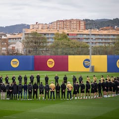Minuto de silencio de la plantilla por Miñarro