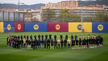 Sant Joan Despí (Barcelona), 9/03/2025.- Los componentes de la plantilla y el cuerpo técnico del primer equipo del FC Barcelona homenajearon este domingo justo antes de la sesión de entrenamiento al médico Carles Miñarro, fallecido este sábado repentinamente. Todos ellos se reunieron en el círculo central del campo de entrenamiento Tito Vilanova, en la Ciudad Deportiva Joan Gamper, y protagonizaron un minuto de silencio. EFE/FC Barcelona -SOLO USO EDITORIAL/SOLO DISPONIBLE PARA ILUSTRAR LA NOTICIA QUE ACOMPAÑA (CRÉDITO OBLIGATORIO)-