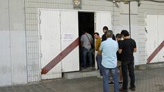 Afici&oacute;n del Rayo haciendo colas en las taquillas del estadio.