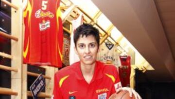 Alba Torrens posa en el edificio Espacio 2014.