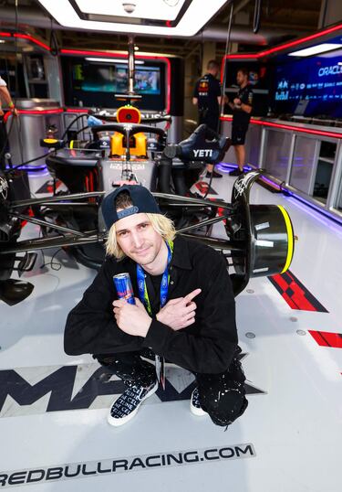 xQc en el box de Oracle Red Bull Racing antes del Gran Premio de F1 de Miami.