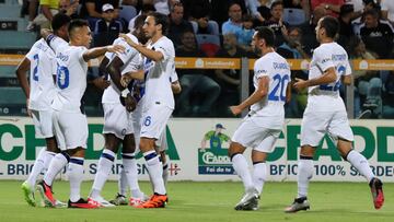 Cagliari (Italy), 28/08/2023.- Inter's Denzel Dumfries celebrates with his teammates after scoring the 0-1 goal during the Italian Serie A soccer match between Cagliari calcio and FC Inter, in Cagliari, Italy, 28 August 2023. (Italia) EFE/EPA/FABIO MURRU
