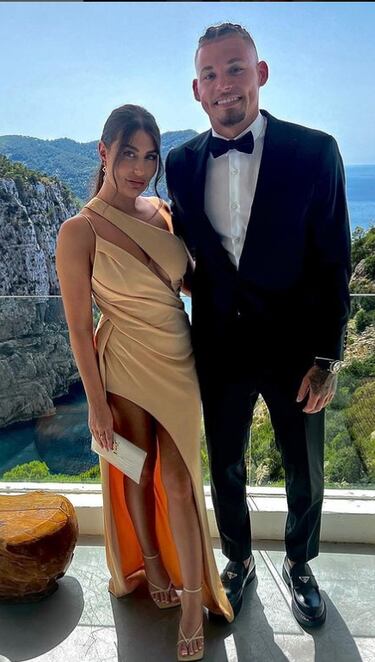 Kalvin y Ashleigh mantienen una de las relaciones más duraderas de todo el vestuario. El futbolista y la modelo empezaron a salir allá por 2011, cuando los dos eran adolescentes. Aficionados de los viajes, comparten mucho contenido con sus dos perros.  