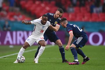 Raheem Sterling con Stephen O'Donnell y Billy Gilmour.