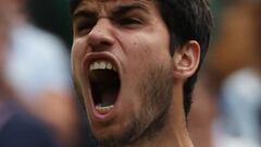 Carlos Alcaraz ruge tras batir a Holger Rune en los cuartos de final de Wimbledon 2023.