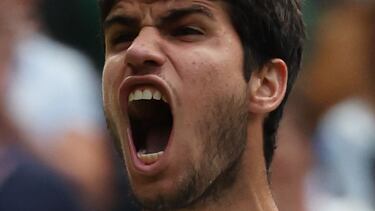 Carlos Alcaraz ruge tras batir a Holger Rune en los cuartos de final de Wimbledon 2023.