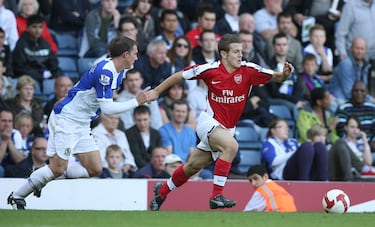 El “niño de oro” del Arsenal debutó con 16 años y pronto enamoró a la afición con su técnica y carácter. Aunque las lesiones frenaron lo que pudo ser una carrera legendaria, tuvo noches mágicas en el Emirates y hoy transmite su pasión en su nuevo rol como entrenador.
