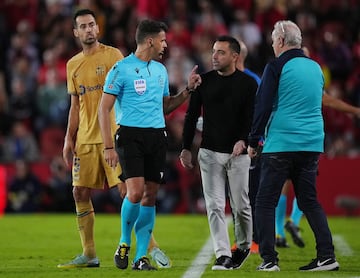 El árbitro Gil Manzano con Xavi Hernández.
