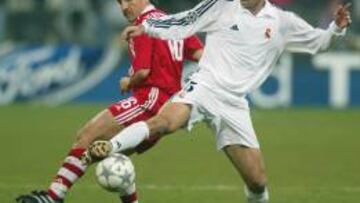 Zidane con Jeremies en la eliminatoria de cuartos de final de la Champions de 2002 ante el Bayern.