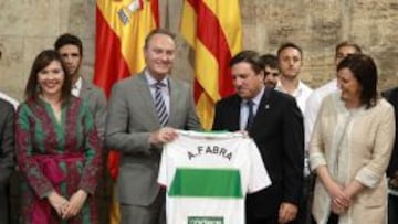 Alberto Fabra posa con una camiseta del Elche que lleva su nombre