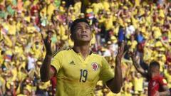 Colombia&#039;s Teofilo Gutierrez celebrates after scoring against Peru during the Russia 2018 FIFA World Cup qualifiers match, at the Metropolitano Roberto Melendez stadium in Barranquilla, Colombia, on October 8, 2015.   AFP PHOTO / LUIS ACOSTA