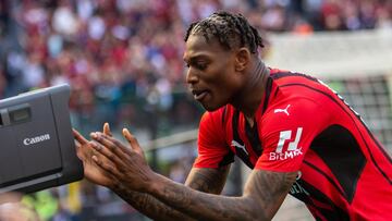 Rafael Leao, jugador del AC Milan, celebra un gol.