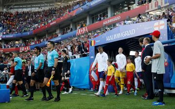 Los jugadores de ambos equipos salen al Kaliningrad Stadium.