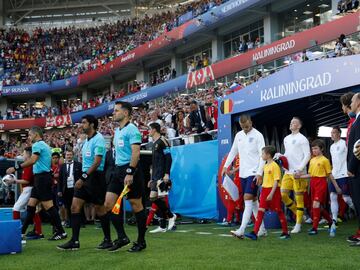 Los jugadores de ambos equipos salen al Kaliningrad Stadium.