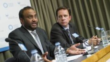 Sheikh se explica en rueda de prensa.