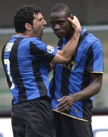 Figo celebra junto a Mario Balotelli un gol conseguido por el italiano al Chievo.
