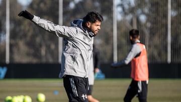 Néstor Araújo realiza ejercicios de calentamiento con los brazos durante un entrenamiento del Celta.