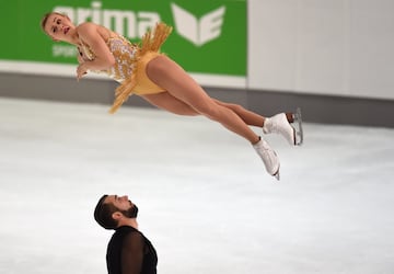 Ashley Cain y Timothy Leduc de EE.UU. durante su actuación en el campeonato de patinaje artístico que celebra en Oberstdorf, Alemania.