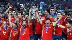 Dani Ceballos (izquierda) y Jes&uacute;s Vallejo (derecha) levantando el trofeo de campeones de Europa.