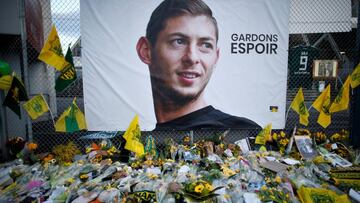 FILE PHOTO: Soccer Football - Ligue 1 - FC Nantes v AS Saint-Etienne - The Stade de la Beaujoire - Louis Fonteneau, Nantes, France - January 30, 2019 General view of tributes left outside the stadium for Emiliano Sala REUTERS/Stephane Mahe/File Photo