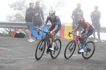 Enric Mas y  Buitrago durante la subida.