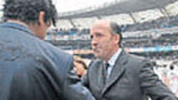 Lotina saluda a Rijkaard, el sábado en Anoeta.