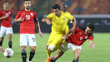 Cairo (Egypt), 14/11/2020.- Egyptian player Amro Elolia (R) in action against Togo player Mathieu Dossevi (L) during the Africa Cup of Nations Qualification soccer match between Egypt and Togo at Cairo Stadium in Cairo Egypt, 14 November 2020. (Egipto) EF