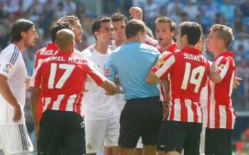 Protestas al árbitro Clos Gómez.