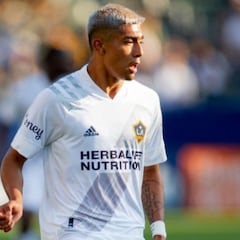 Julián Araujo es opción para llegar al FC Barcelona