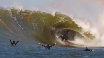 Makoa Gomez surfeando una ola perfecta en Safi mientras dos surfistas levantan los brazos asombrados.
