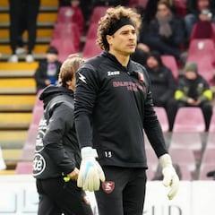 Crean pastel en honor a Guillermo Ochoa en Salerno