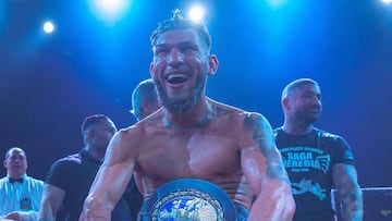 Rafael Acosta posa con el cinturón EBU Silver.