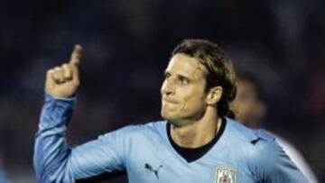 <b>TRIPLETE. </b>La imagen de Forlán celebrando un gol se vio tres veces.