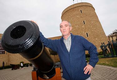 Alberto Martín disfrutó de un día de máxima gloria: el 11 de septiembre de 1983. En esa fecha, el Málaga recibía a un visitante de lujo en la segunda jornada de Liga con La Rosaleda a reventar: el Real Madrid de Juanito. El equipo andaluz, dirigido por Antonio Benítez, logró una goleada histórica, 6-2, con un partidazo de Martín, que marcó tres goles, uno de penalti y otro ‘a lo Maradona’, desde su posición de centrocampista. Era su 50º partido como blanquiazul. Y el más grande. Vizcaíno de Santurce, llegó a jugar 15 encuentros con el Athletic, luego pasó al Barakaldo, y de ahí al Málaga, donde vivió sus mejores años, con 171 partidos disputados y 16 goles anotados. Cerró su carrera en el Ceuta y el Linense, en Segunda B. El 22 de agosto murió en El Ejido, a los 67 años, a causa de una enfermedad degenerativa.