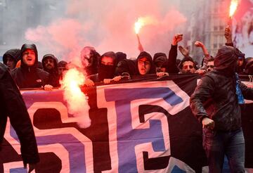 Ultras del Olympique de Marsella en las inmediaciones del estadio de San Mamés.