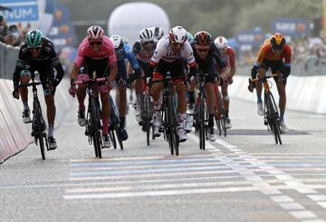 Diego Ulissi lucha por ganar la etapa.