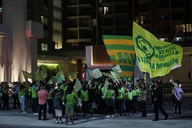 Seguidores de la selección brasileña de fútbol animan mientras esperan la llegada del ex técnico del Real Madrid a Río de Janeiro.