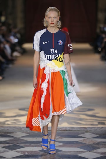 La firma de moda Koche en colaboración con el PSG ha creado una colección de moda inspirada en las camisetas del Club, transformandolas en vestidos, faldas....
