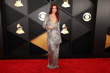 Dua Lipa posa en la alfombra roja de los Grammys 2024 celebrados en el Crypto.com Arena situado en la ciudad de Los Ángeles, en California.