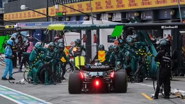 Fernando Alonso hace una parada en el GP de Holanda.