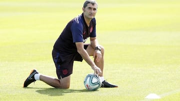 Ernesto Valverde, durante la sesión matinal de entrenamiento del domingo para preparar el encuentro frente al Villarreal en el Camp Nou.