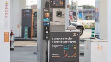 Surtidores en una gasolinera, a 27 de agosto de 2023, en Madrid (España). El precio medio de los carburantes ha encadenado su séptima semana consecutiva de subidas, lo que ha llevado al litro de gasolina a superar la cota de los 1,7 euros y al del gasóleo a rebasar los 1,6 euros. La gasolina se ha encarecido esta semana un uno por ciento con respecto a hace siete días, para situarse en los 1,709 euros por litro, su valor máximo en lo que va de 2023 y el más alto desde finales de noviembre, aunque entonces estaba vigente la subvención de 20 céntimos por litro implantada por el Gobierno por la crisis por la guerra en Ucrania.
27 AGOSTO 2023;GASOLINA;PRECIO;ECONOMÍA;GASOIL;DIESEL;REPSOL
Jesús Hellín   / Europa Press
27/08/2023