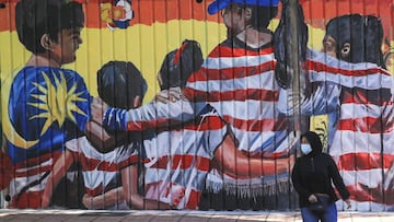 Kuala Lumpur (Malaysia), 04/05/2020.- A woman walks past a wall with grafitti after Malaysia eased coronavirus restrictions in Kuala Lumpur, Malaysia, 04 May 2020. Malaysia has confrimed over 6,000 cases of coronavirus and COVID-19. (Malasia) EFE/EPA/FAZR