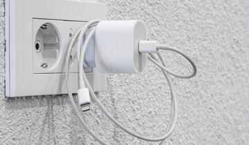 Muchos tenemos cargadores por casa que se quedan obsoletos o inservibles, pero es posible darles una segunda vida