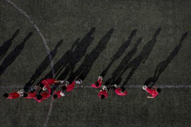 El exjugador del Manchester e internacional chino, Dong Fangzhuo, entrena a niños con necesidades especiales en la localidad china de Xiamen. Fangzhuo, que estuvo en el United de 2004 a 2008 y tardó tres años en recibir el permiso para jugar en Inglaterra, es uno de los formadores de su escuela de fútbol.